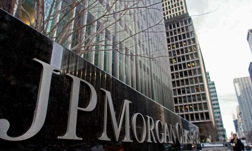 JP Morgan: Αποσύρει προσωρινά τις long θέσεις της στα ελληνικά ομόλογα και παραμένει θετική μεσοπρόθεσμα